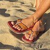 Sandale op het strand, slippers voor buiten, comfortabel en stijlvol voor zomerse dagen.