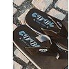 Slippers met graffiti-design en 'shoe corp' tekst, geschikt voor buiten en casual gebruik.