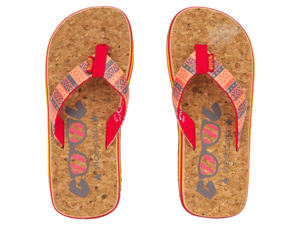 Pink en oranje slippers met sierlijke polsbanden voor buitengebruik.