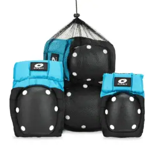 Kit de protection de qualité pour skateboard avec des housses de protection bleues et noires.