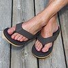 cool-shoe-skip-brown-heren-slipper-gedragen-op-zand