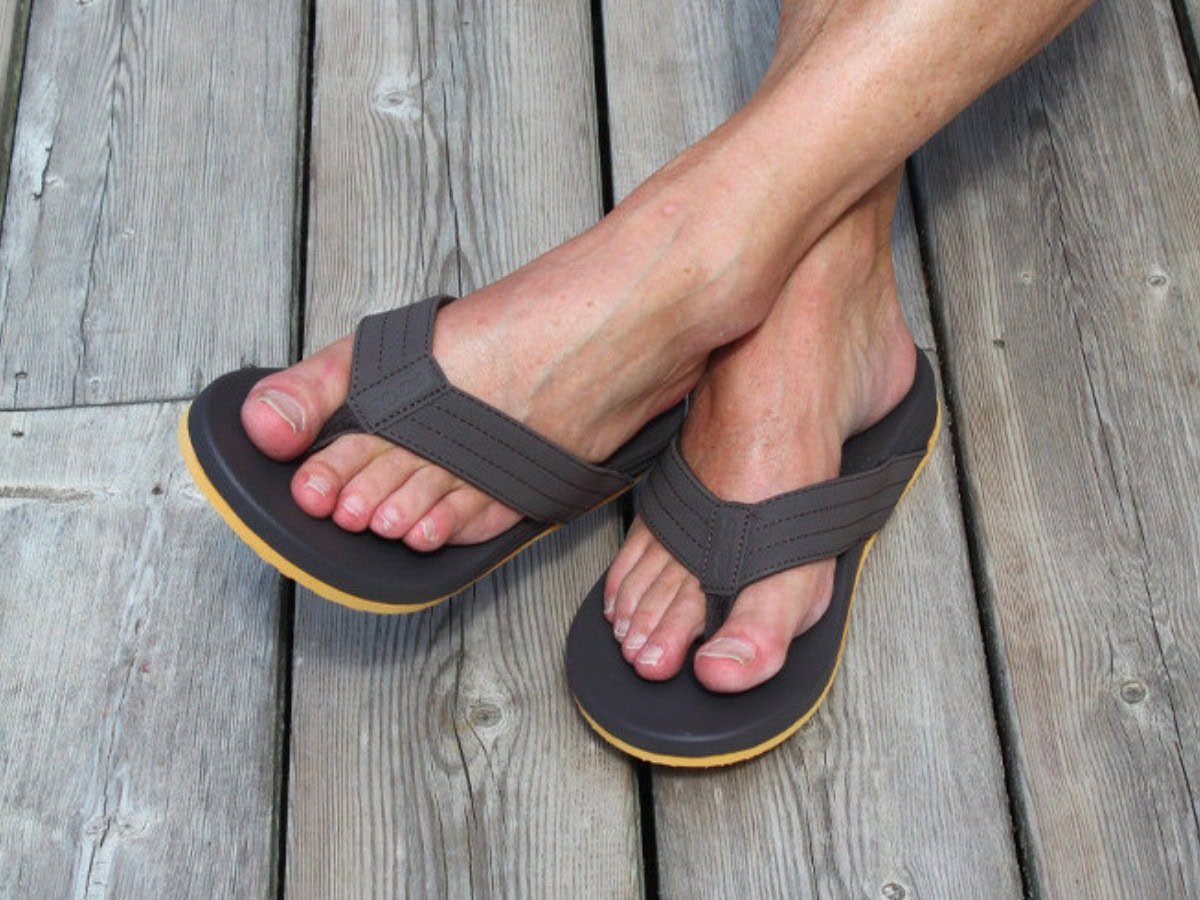 cool-shoe-skip-brown-heren-slipper-gedragen-op-zand