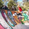Kunstzinnig skateboarden op een graffiti-baan in een park.