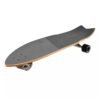Stoere cruiser skateboard met houten deck en zwarte wielen, perfect voor buitengebruik.