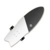 Klein skateboard met zwart en wit ontwerp en wieltjes voor buitenplezier.