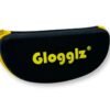 Sluimerende Glogglz oogbescherming met gele ritssluiting voor buitenactiviteiten.