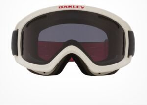 Veiligheidsski- of snowboardskibril met Oakley merk, ideaal voor wintersport bescherming.