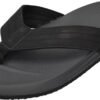 Zwarte slippers met comfortabele traagschuim zolen voor wandelen en ontspanning.