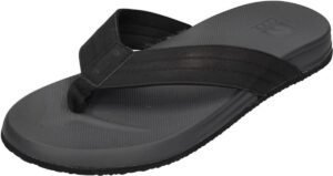 Zwarte slippers met comfortabele traagschuim zolen voor wandelen en ontspanning.