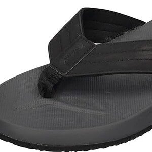 Zwarte slippers met comfortabele traagschuim zolen voor wandelen en ontspanning.