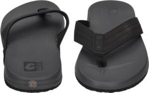 Comfortabele outdoor slippers met verstelbare band en niet-glijdende zool.