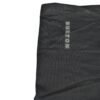 Reflecterend logo op zwart sportkleding, ademend materiaal voor actieve workouts, ideaal voor sport en fitness.
