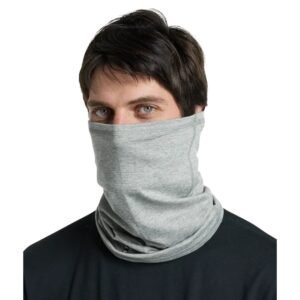 Lichtgrijze multifunctionele nekmasker voor outdoor en sportgebruik.