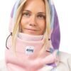 Knuffelbare fleece neckwarmer in pastelkleuren, ideaal voor de winter.