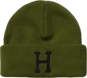 Olijfgroene wintermuts met zwarte H-opdruk, warm en comfortabel.