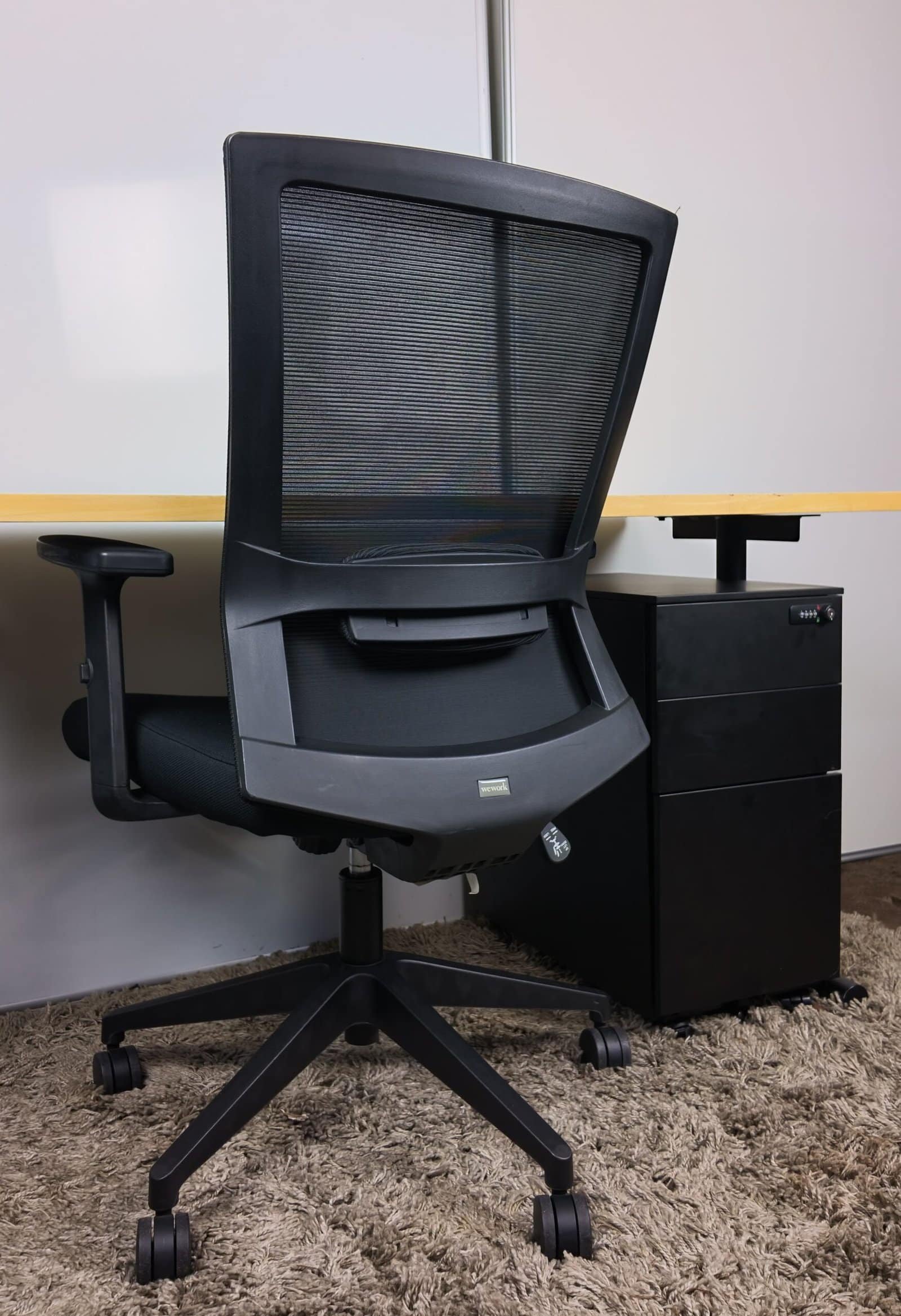 Complete kantoorwerkplek 135 cm – bureau + ergonomische stoel + ladeblok